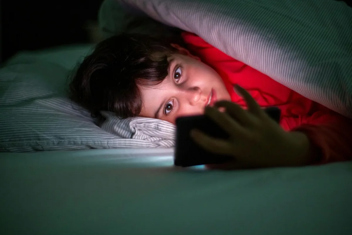 Modern Wellness: How to Balance Screen Time and Health in the AI Age — Health article cover image